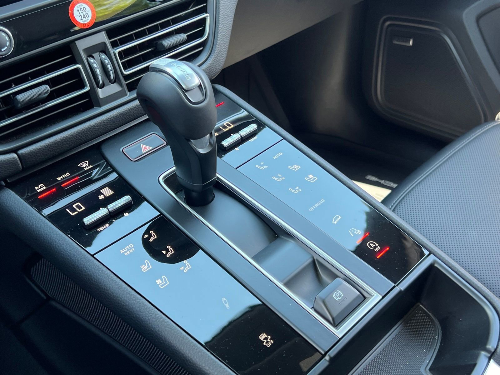 Certified 2025 Porsche Macan AWD/4WD image 32