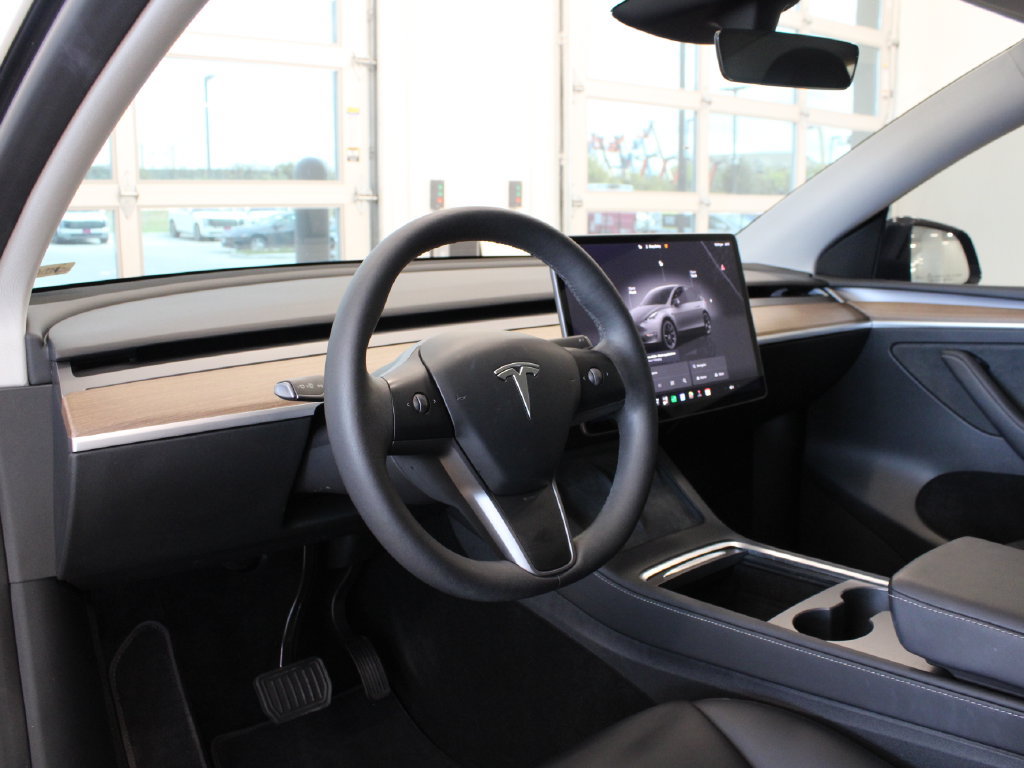 Used 2024 Tesla Model Y Long Range AWD/4WD image 16