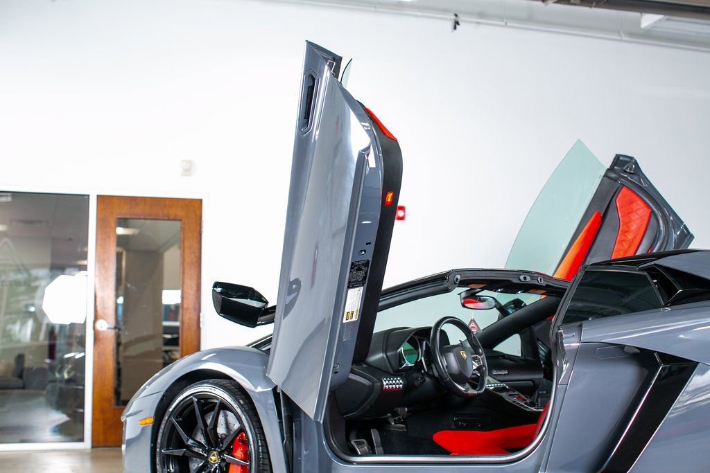 Used 2013 Lamborghini Aventador LP 700-4 image 24