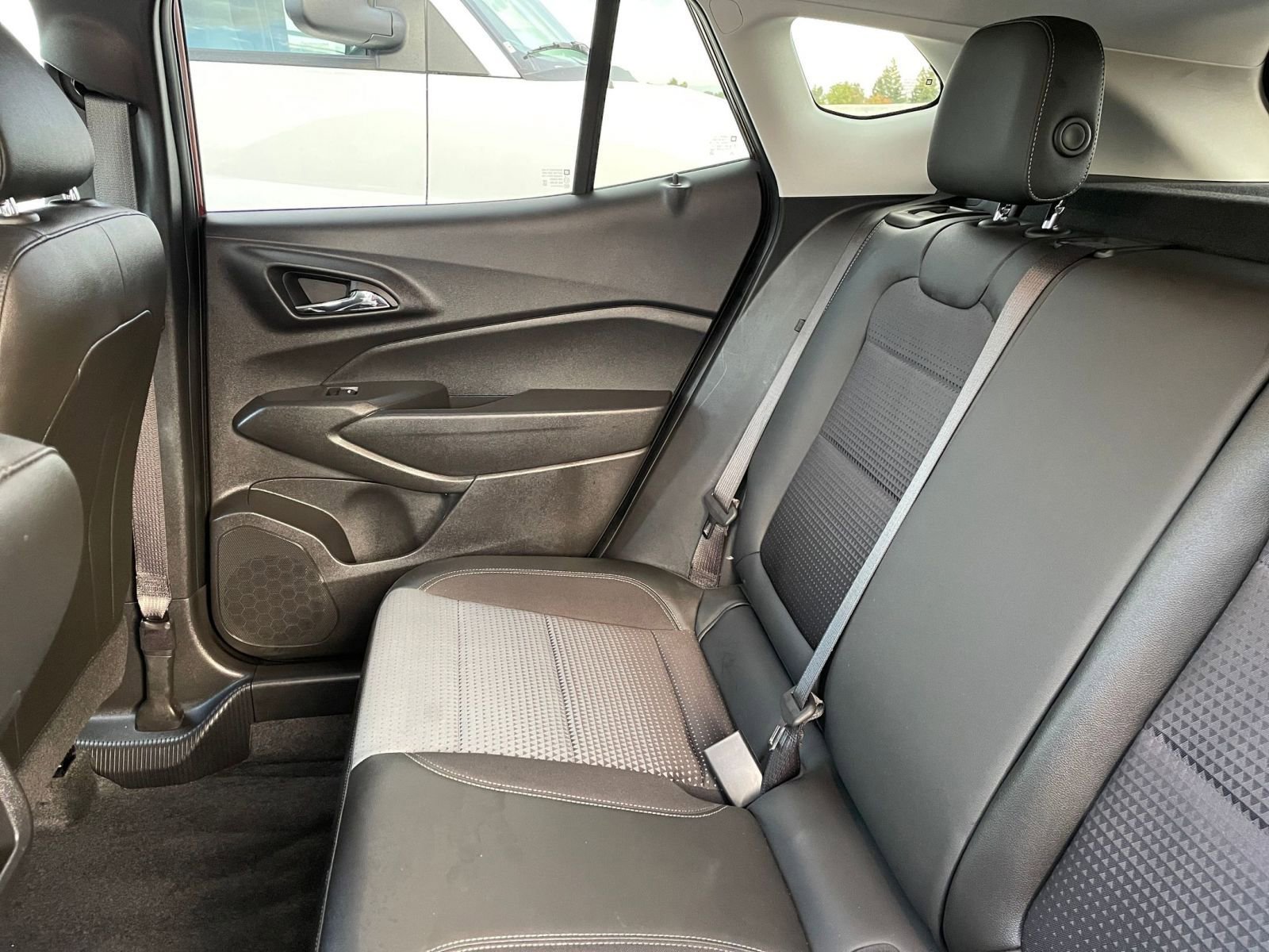 Used 2025 Chevrolet Trax LT w/ LT Convenience Package image 39