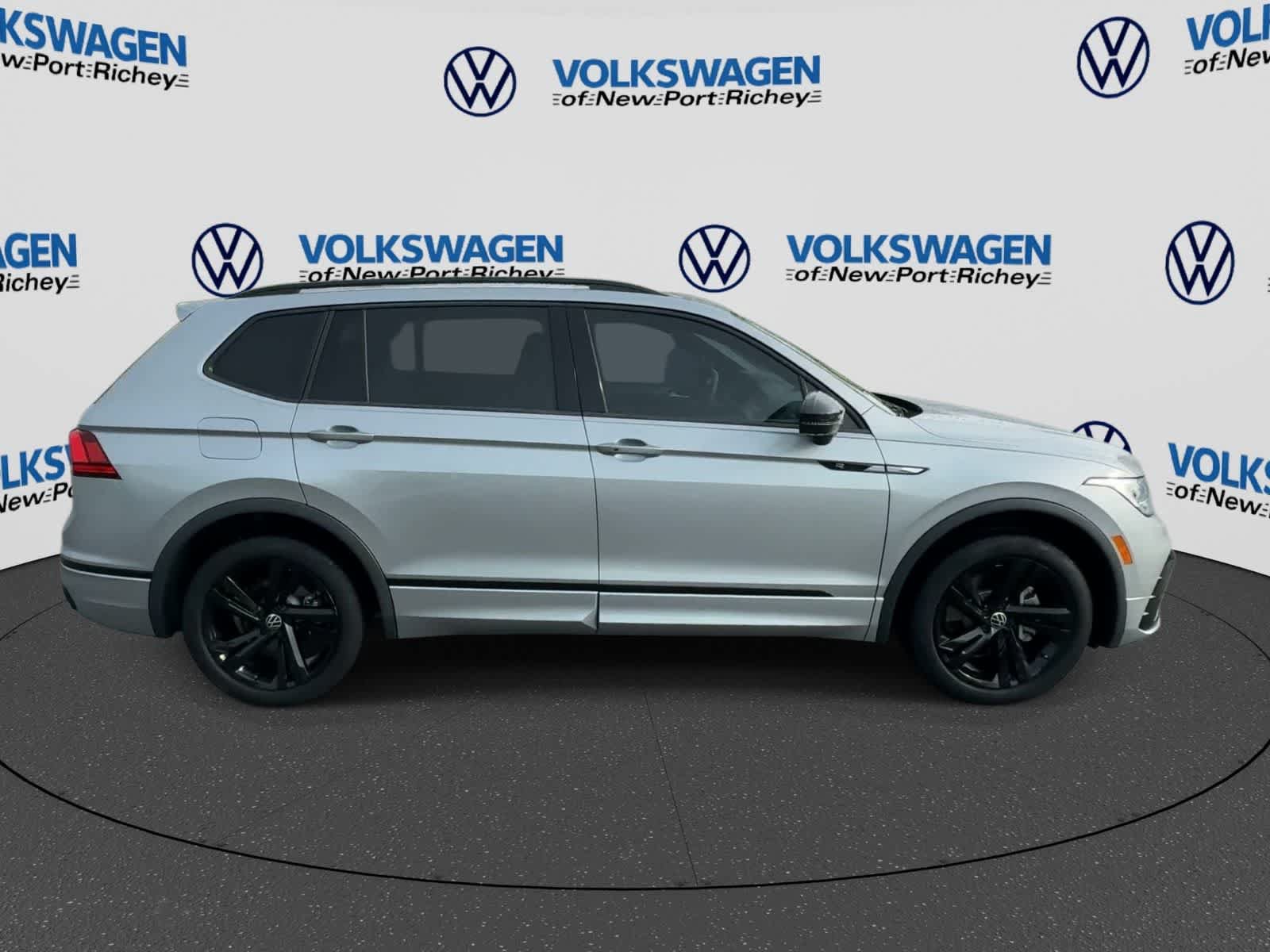 Used 2023 Volkswagen Tiguan SE R-Line FWD image 9