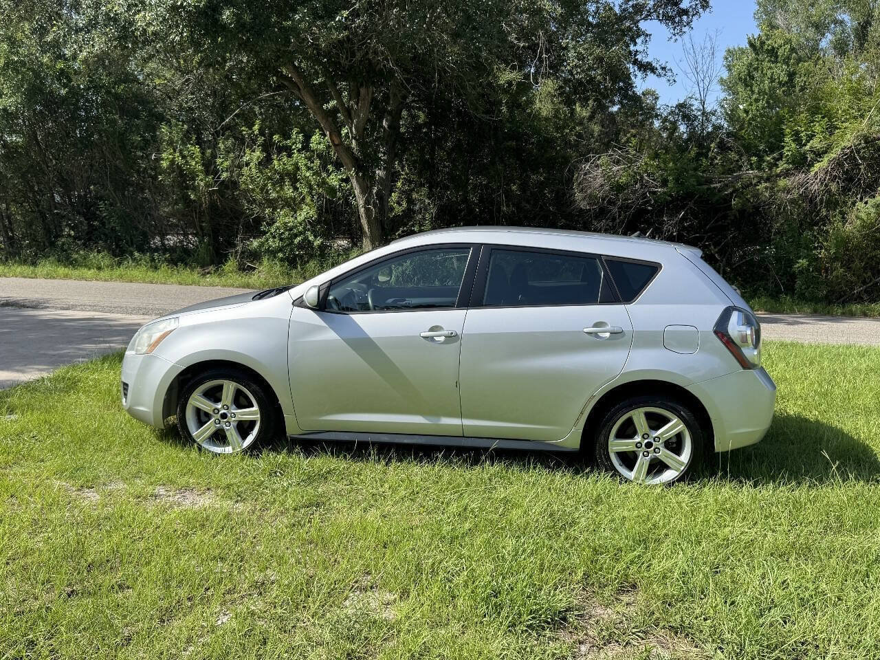 Used 2009 Pontiac Vibe w/ Preferred Package FWD image 4