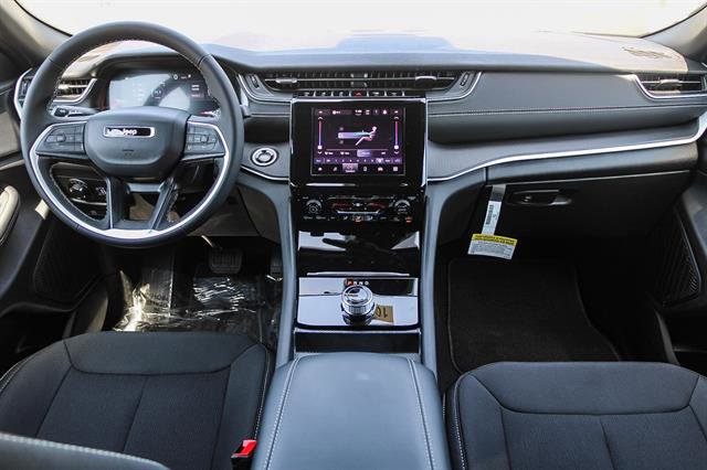 New 2025 Jeep Grand Cherokee Laredo image 13