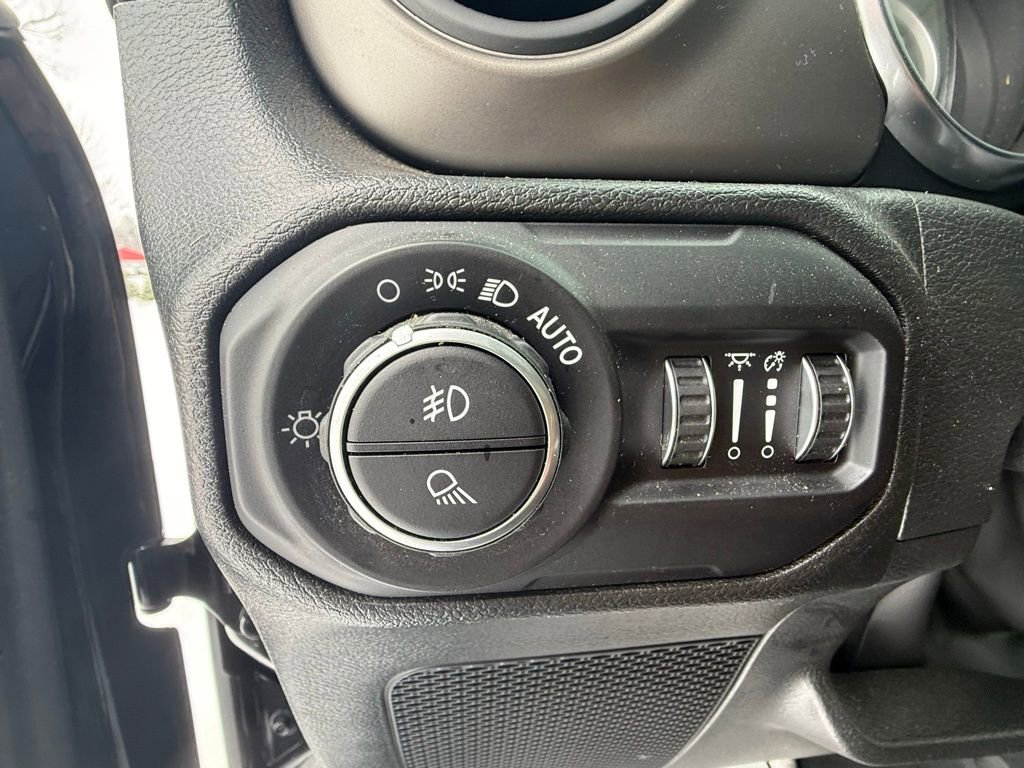 Used 2022 Jeep Gladiator Willys image 13