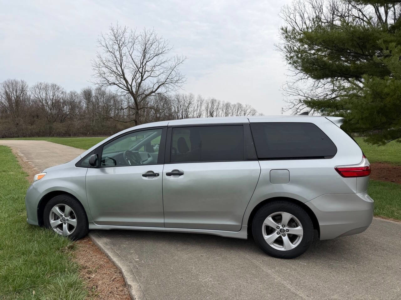 Used 2020 Toyota Sienna L image 9
