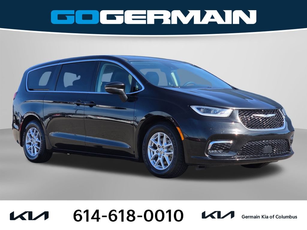 Used 2023 Chrysler Pacifica Touring-L FWD image 4