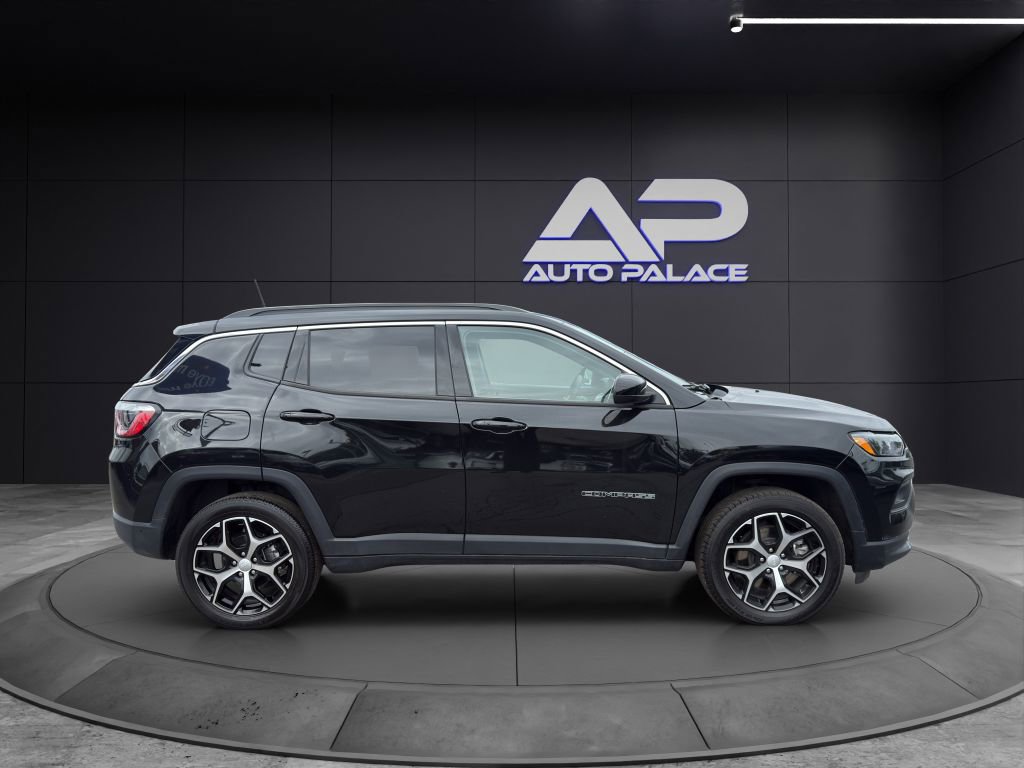 Used 2024 Jeep Compass Latitude image 8