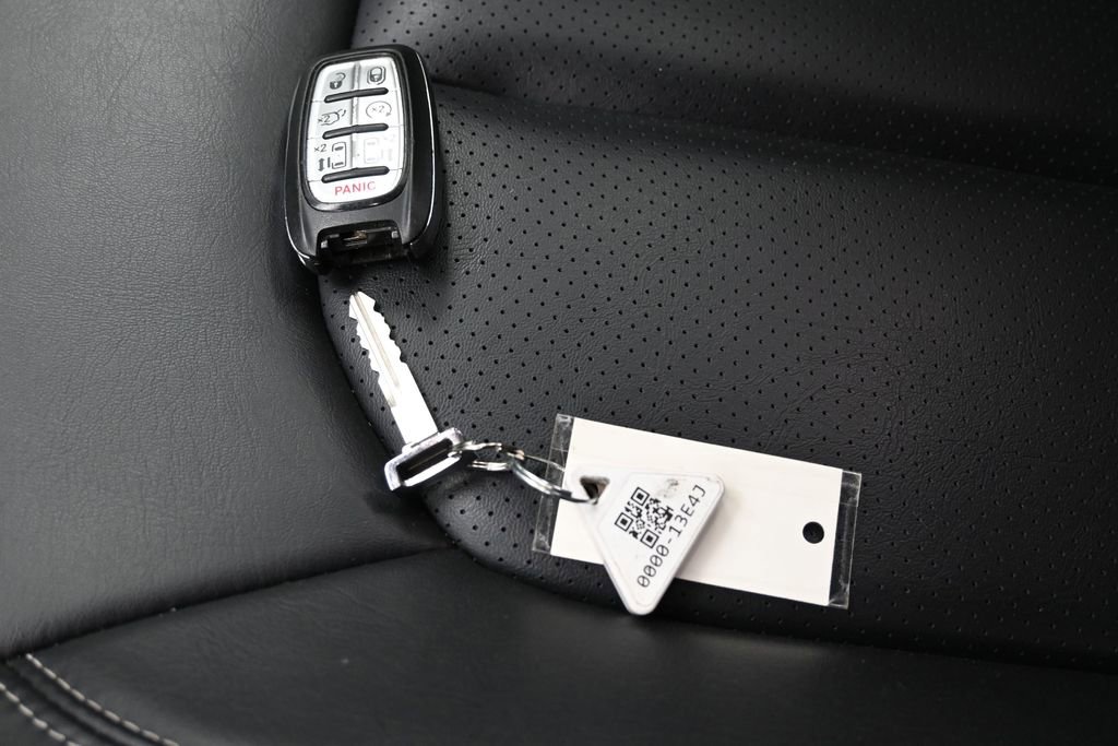 Used 2023 Chrysler Pacifica Touring-L FWD image 16