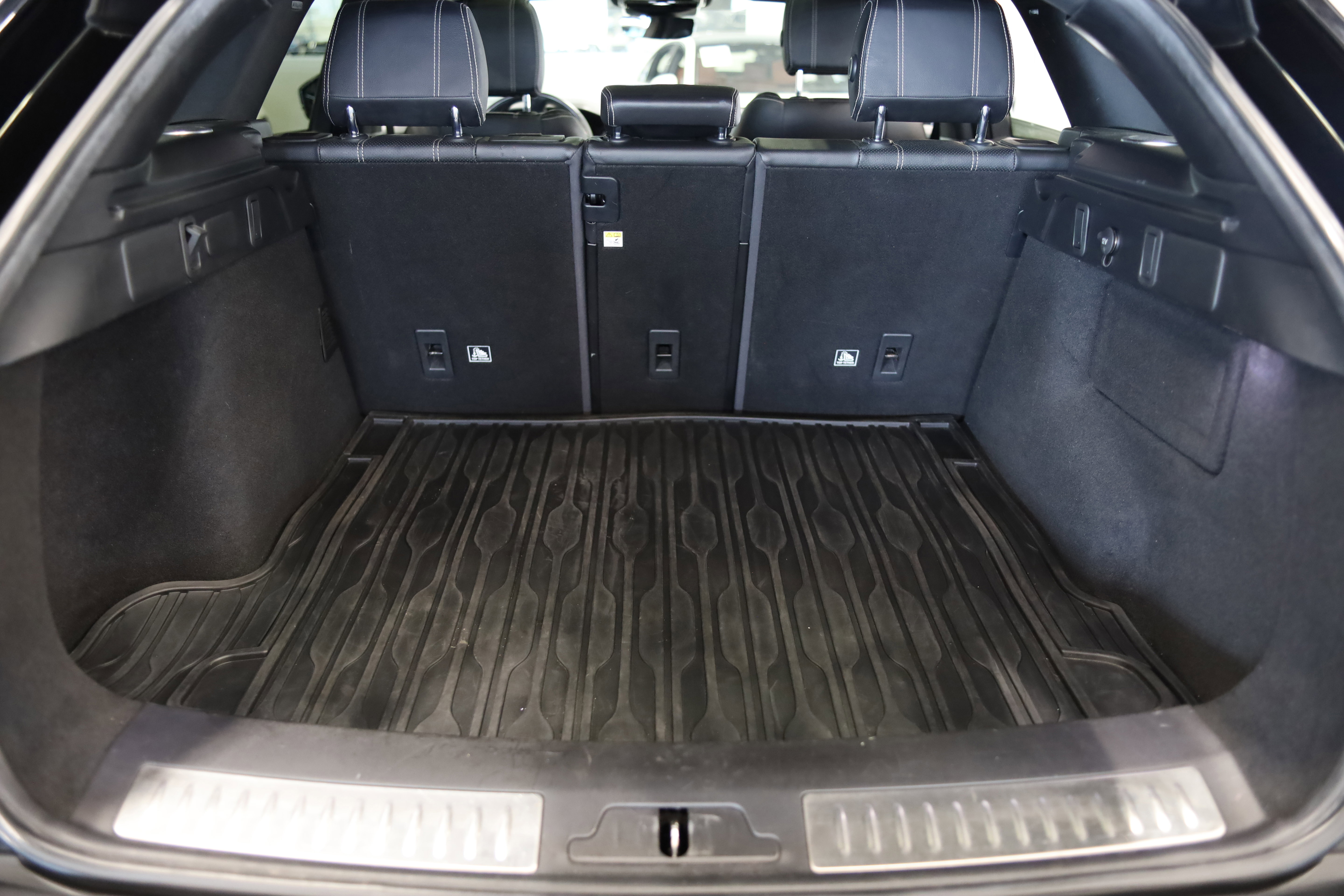 Used 2019 Land Rover Range Rover Velar R-Dynamic SE image 7