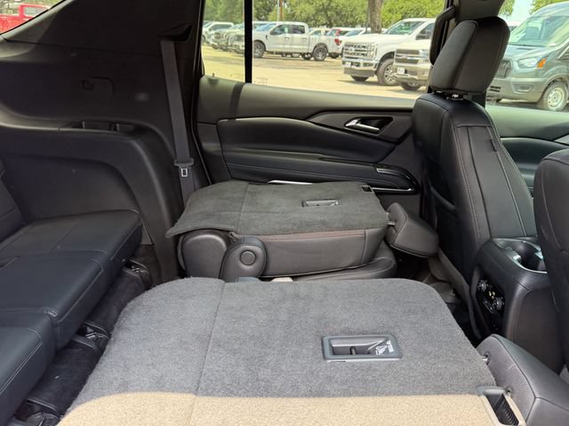 Used 2026 Chevrolet Traverse LT w/ Midnight/Sport Edition FWD image 18