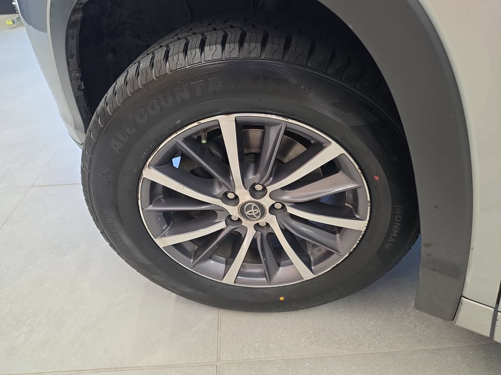 Used 2018 Toyota Highlander XLE FWD image 34
