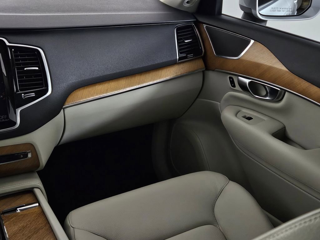 Used 2022 Volvo XC90 T6 Momentum w/ Advanced Package image 11