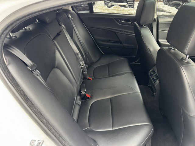 Used 2019 Jaguar XE Premium image 31