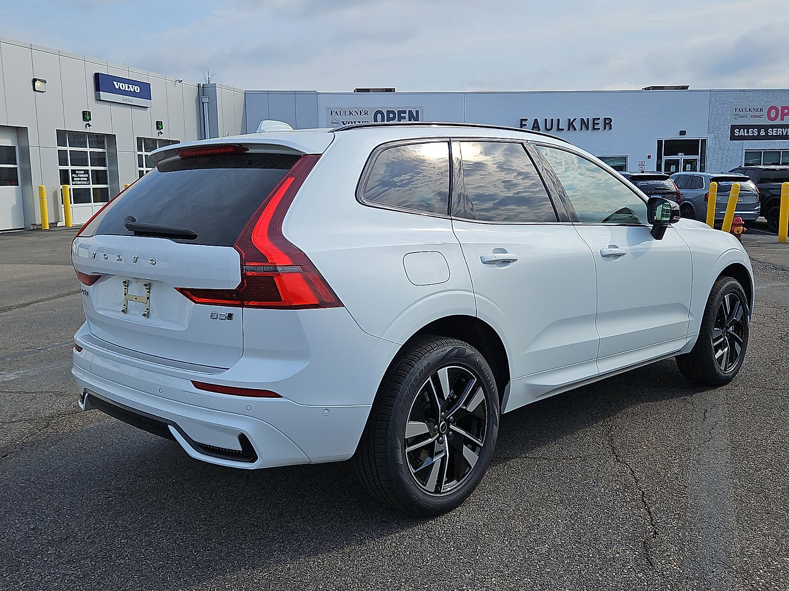 New 2026 Volvo XC60 B5 Plus w/ Protection Package Premier AWD/4WD image 6
