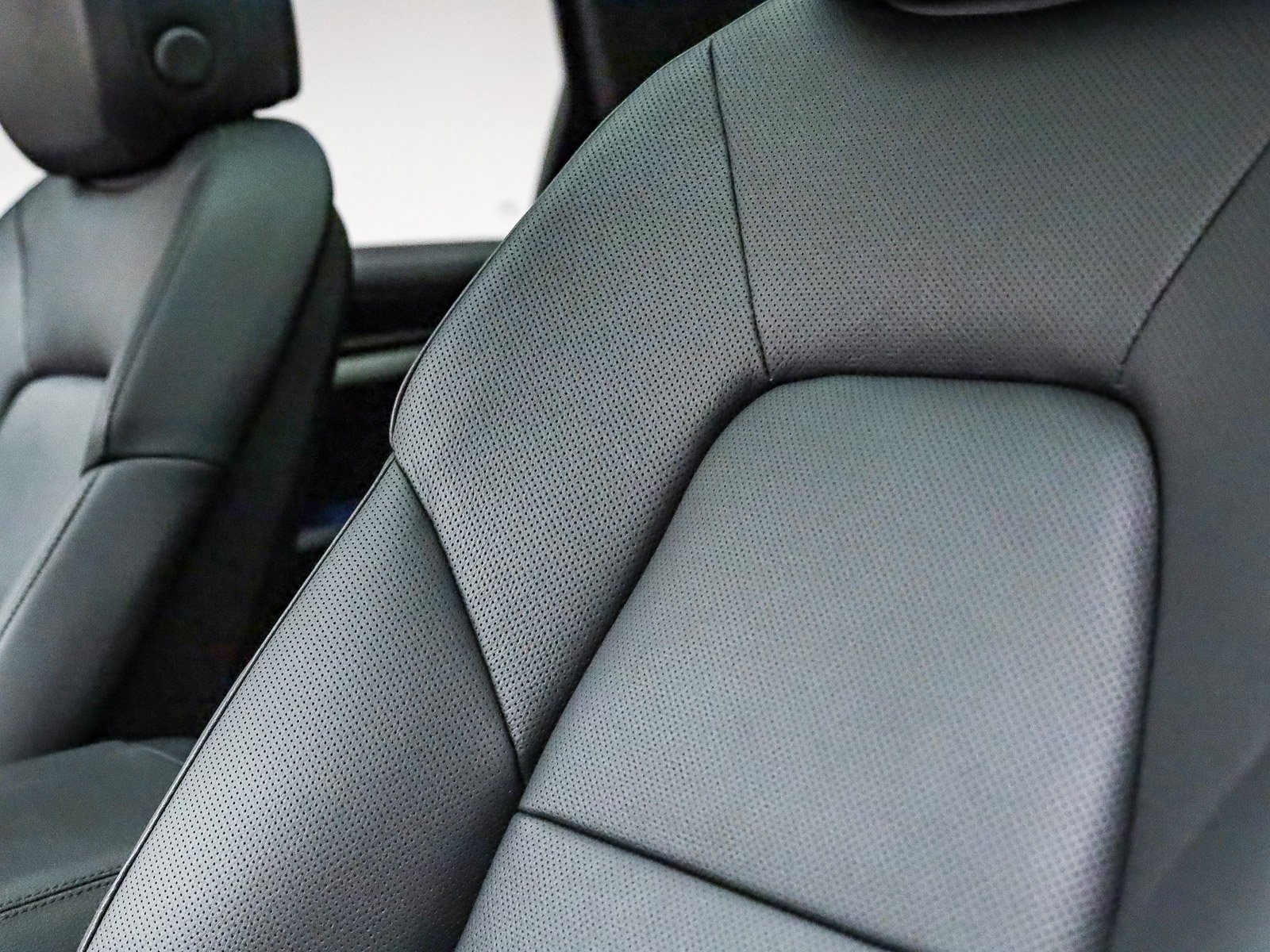 Used 2025 Porsche Cayenne image 26