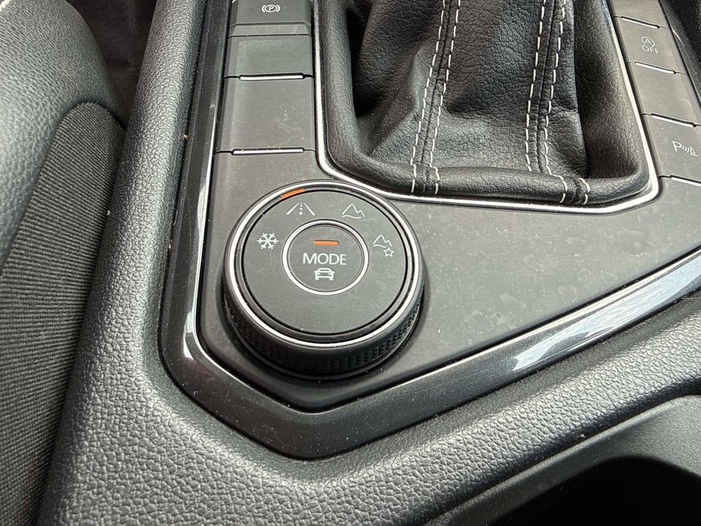 Used 2023 Volkswagen Tiguan SE R-Line image 33