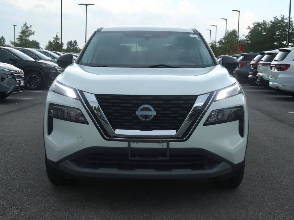 Used 2023 Nissan Rogue S AWD/4WD image 2