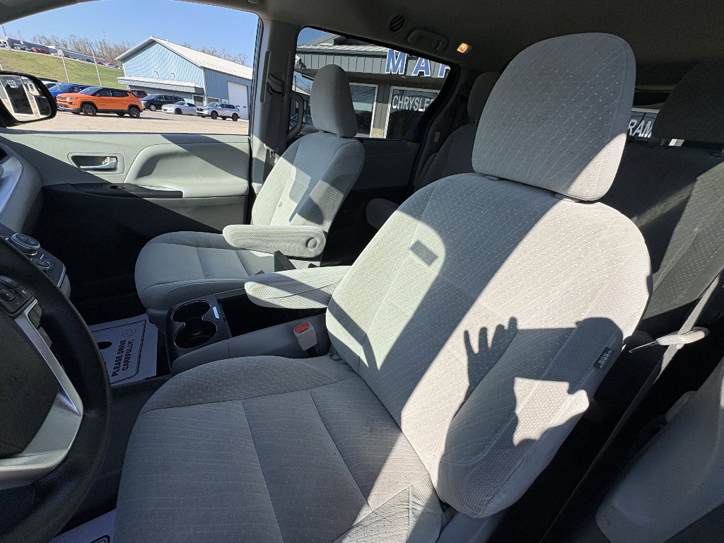 Used 2018 Toyota Sienna LE image 31
