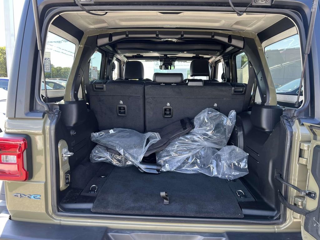 Used 2025 Jeep Wrangler Unlimited Rubicon 4xe w/ Technology Group image 12