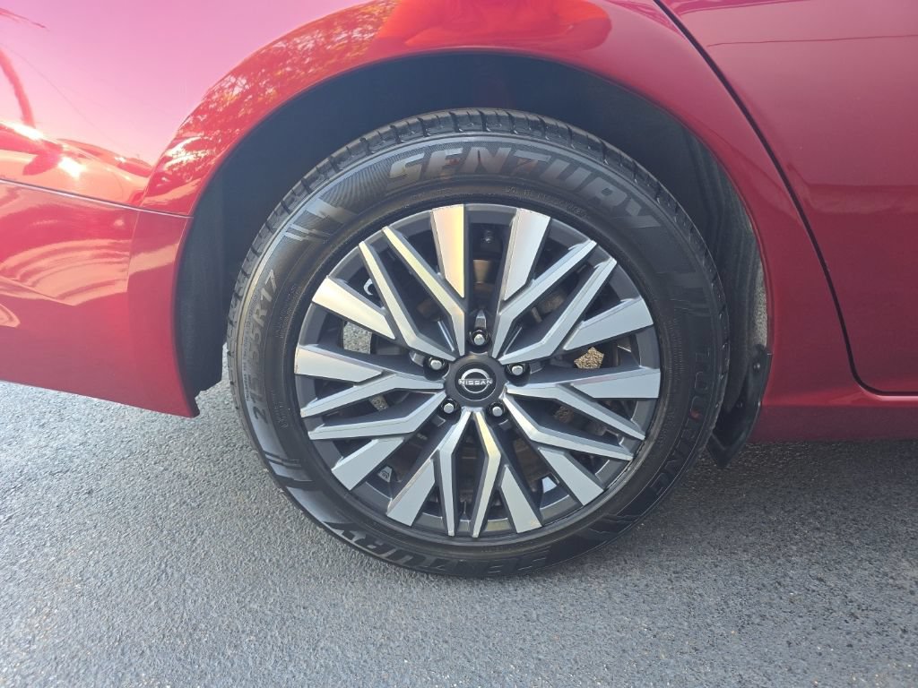 Used 2025 Nissan Altima 2.5 SV FWD image 6
