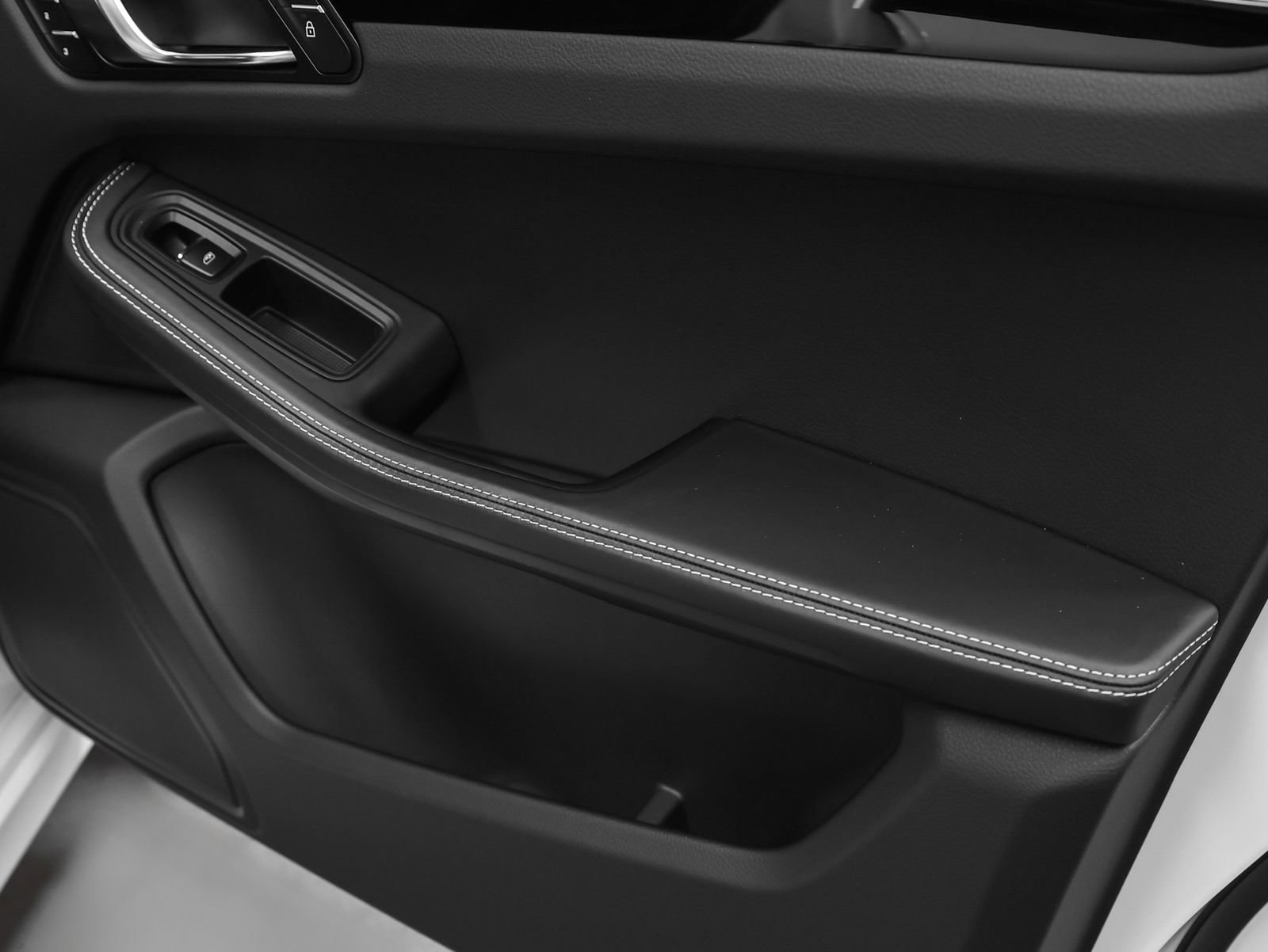 Certified 2023 Porsche Macan image 24