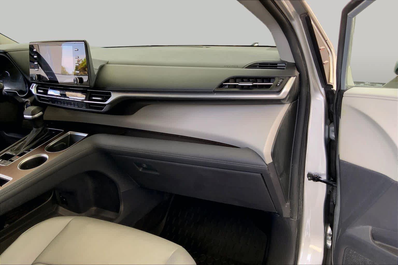 Used 2021 Toyota Sienna XLE FWD image 19