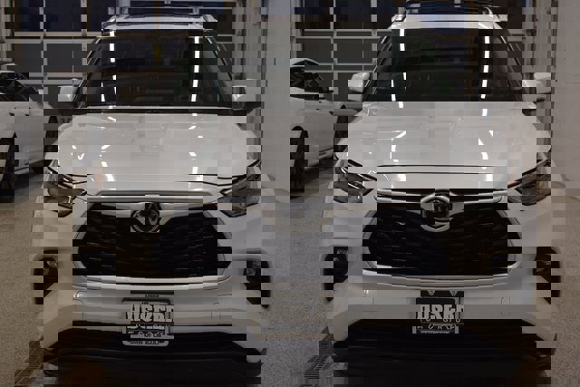 Used 2022 Toyota Highlander XLE image 3