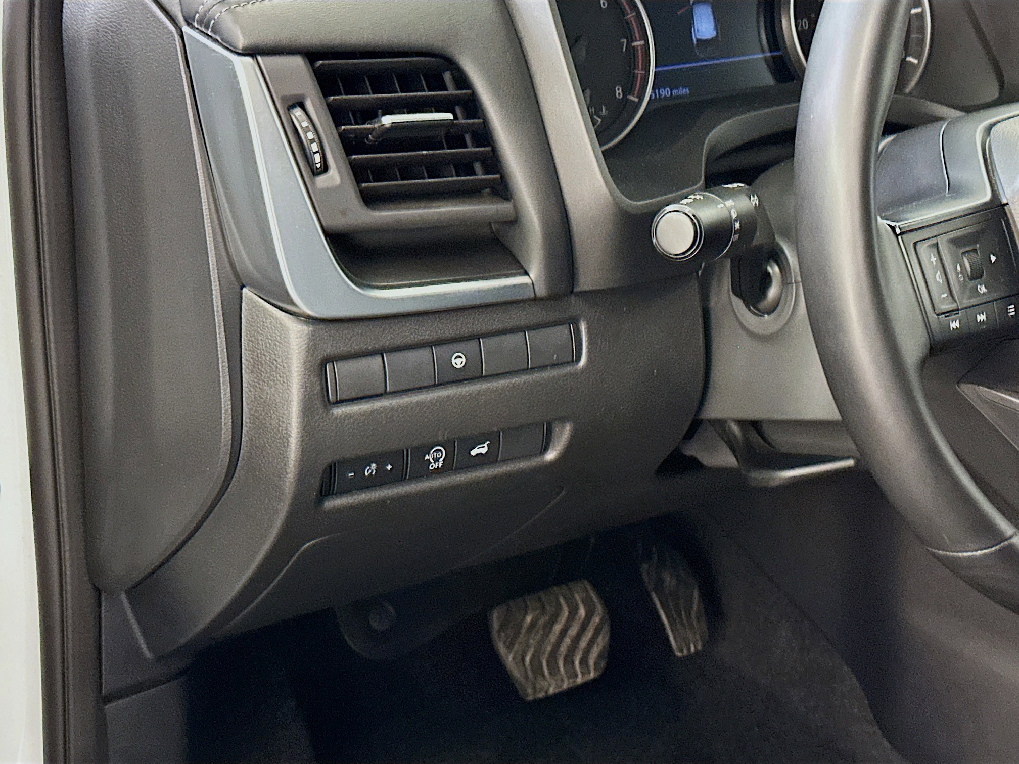 Used 2025 Nissan Rogue SV image 17