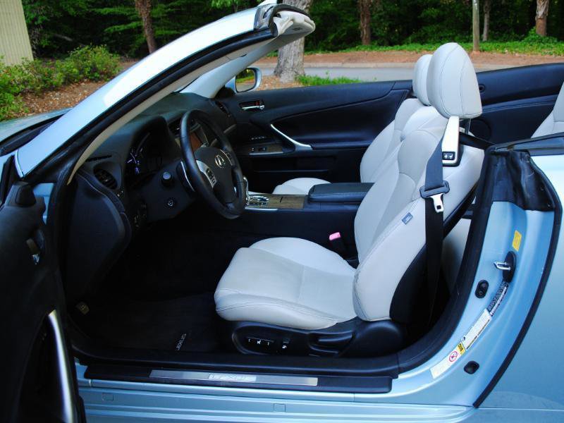 Used 2011 Lexus IS 350C w/ Luxury Pkg RWD image 4