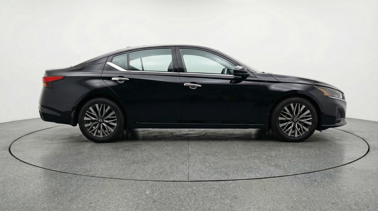 Used 2025 Nissan Altima 2.5 SV image 11