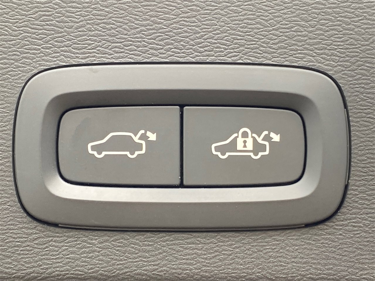 Used 2021 Volvo XC40 T5 R-Design image 24