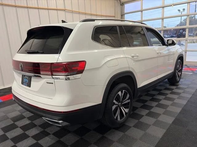 Used 2024 Volkswagen Atlas SE AWD/4WD image 3