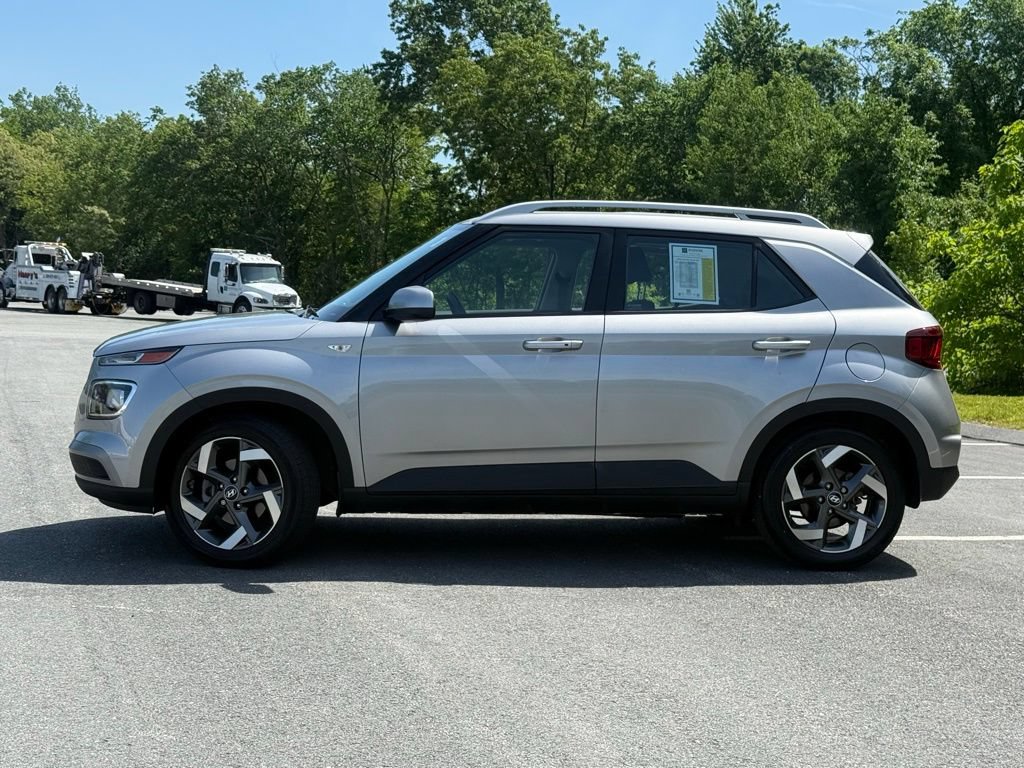 Used 2024 Hyundai Venue SEL FWD image 2