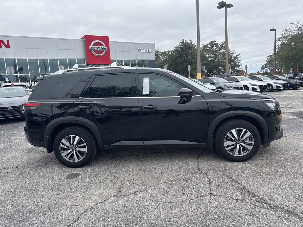 Used 2025 Nissan Pathfinder SL image 4