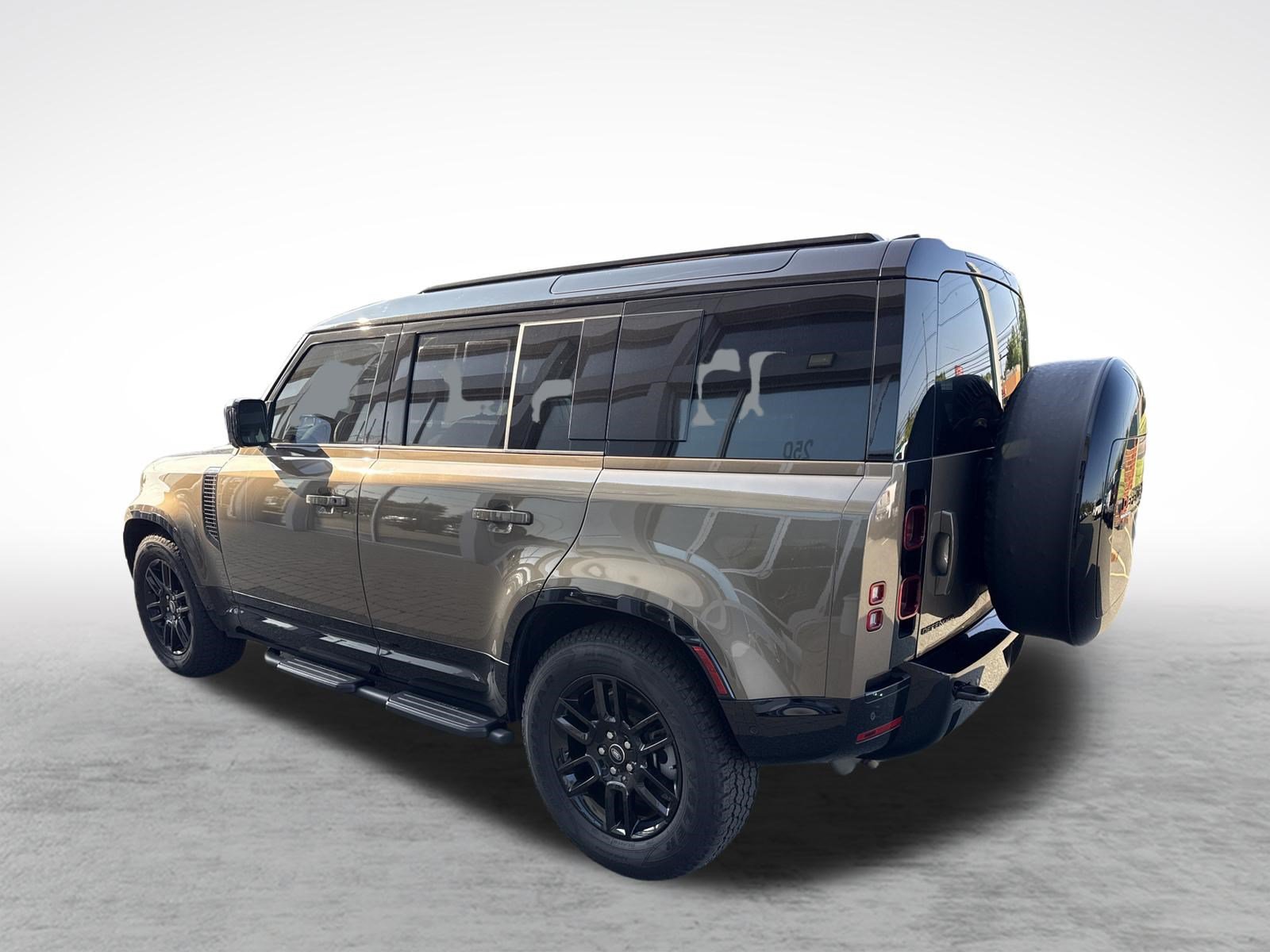 Used 2025 Land Rover Defender 110 X-Dynamic SE AWD/4WD image 5