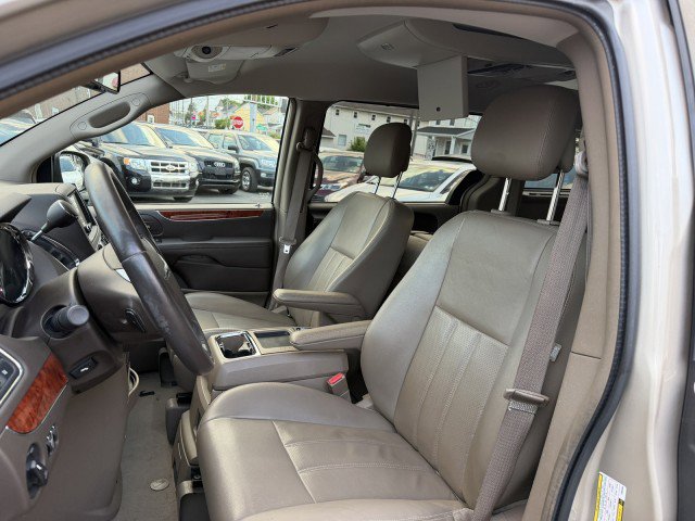Used 2012 Chrysler Town & Country Touring-L w/ Entertainment Group #2 FWD image 11