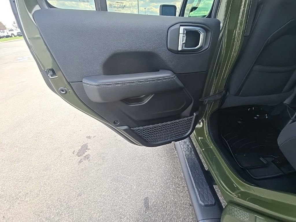 Used 2022 Jeep Wrangler Unlimited Sahara w/ Dual Top Group image 24