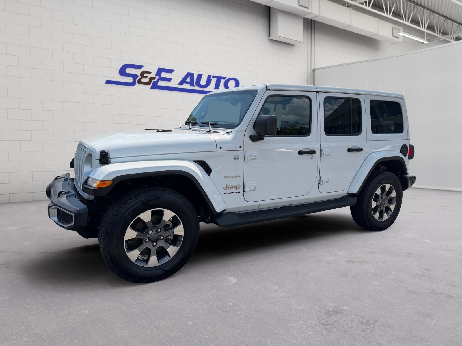 Used 2023 Jeep Wrangler Unlimited Sahara w/ Cold Weather Group AWD/4WD image 1