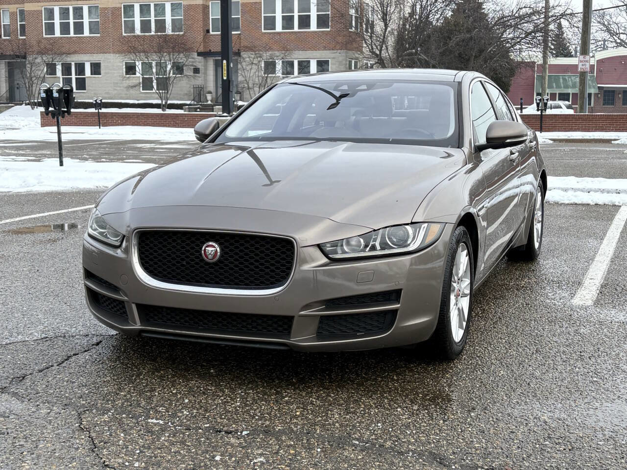 Used 2017 Jaguar XE Premium image 3