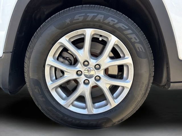 Used 2018 Jeep Cherokee Latitude w/ Safety Group image 32