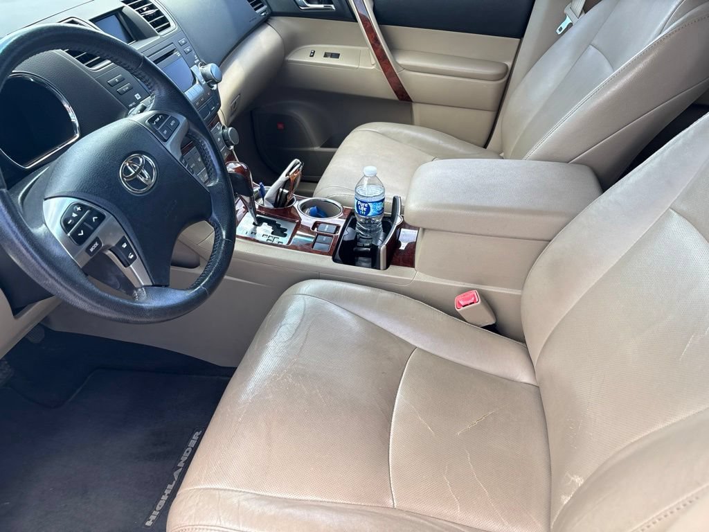 Used 2011 Toyota Highlander Limited w/ Tow Pkg FWD image 2