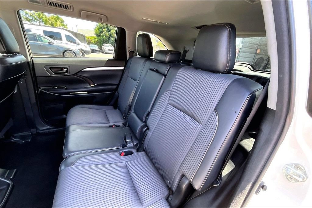 Used 2016 Toyota Highlander Plus w/ Preferred Accessory Package FWD image 15