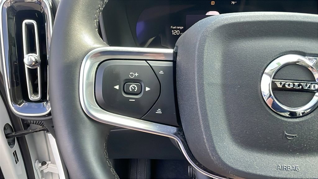 Used 2025 Volvo XC40 B5 Plus image 24