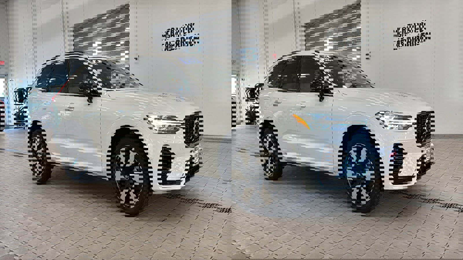 Used 2024 Volvo XC60 T8 Plus w/ Climate Package AWD/4WD image 3