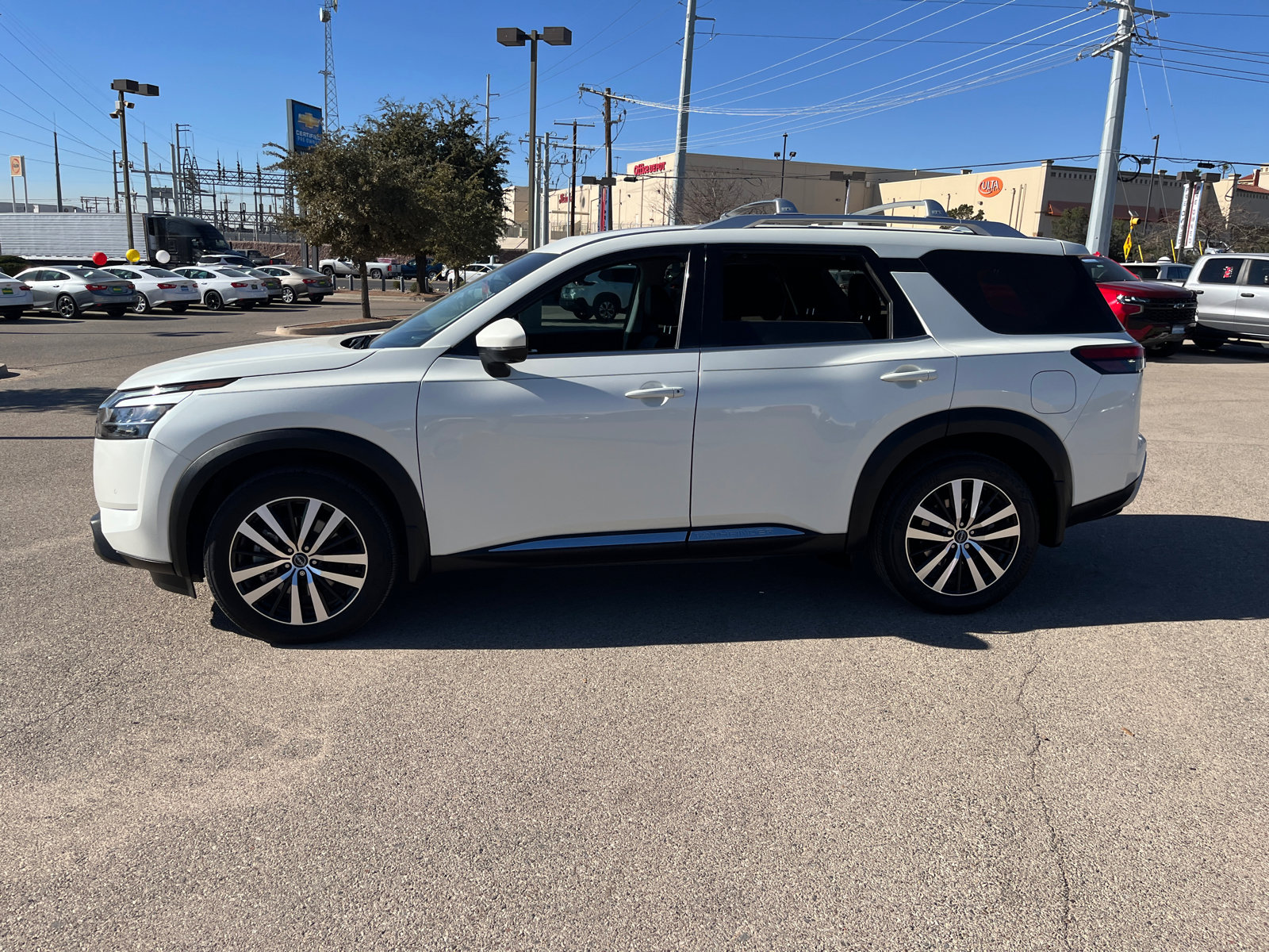 Used 2023 Nissan Pathfinder Platinum image 4