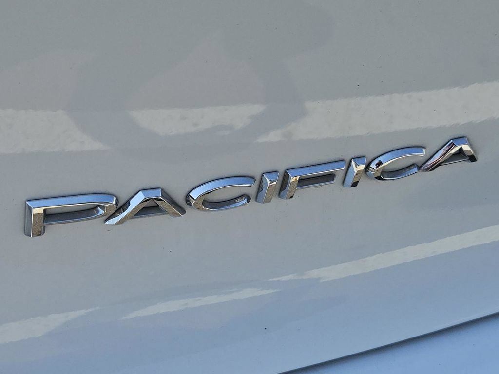 Used 2024 Chrysler Pacifica Touring-L FWD image 11