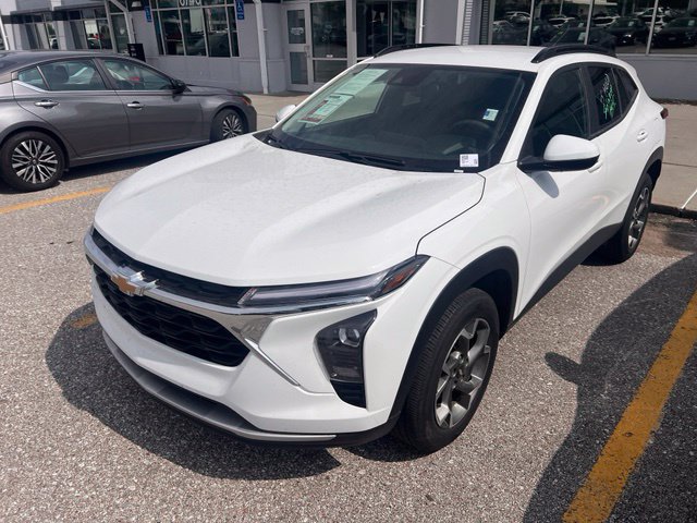 Used 2025 Chevrolet Trax LT FWD image 3