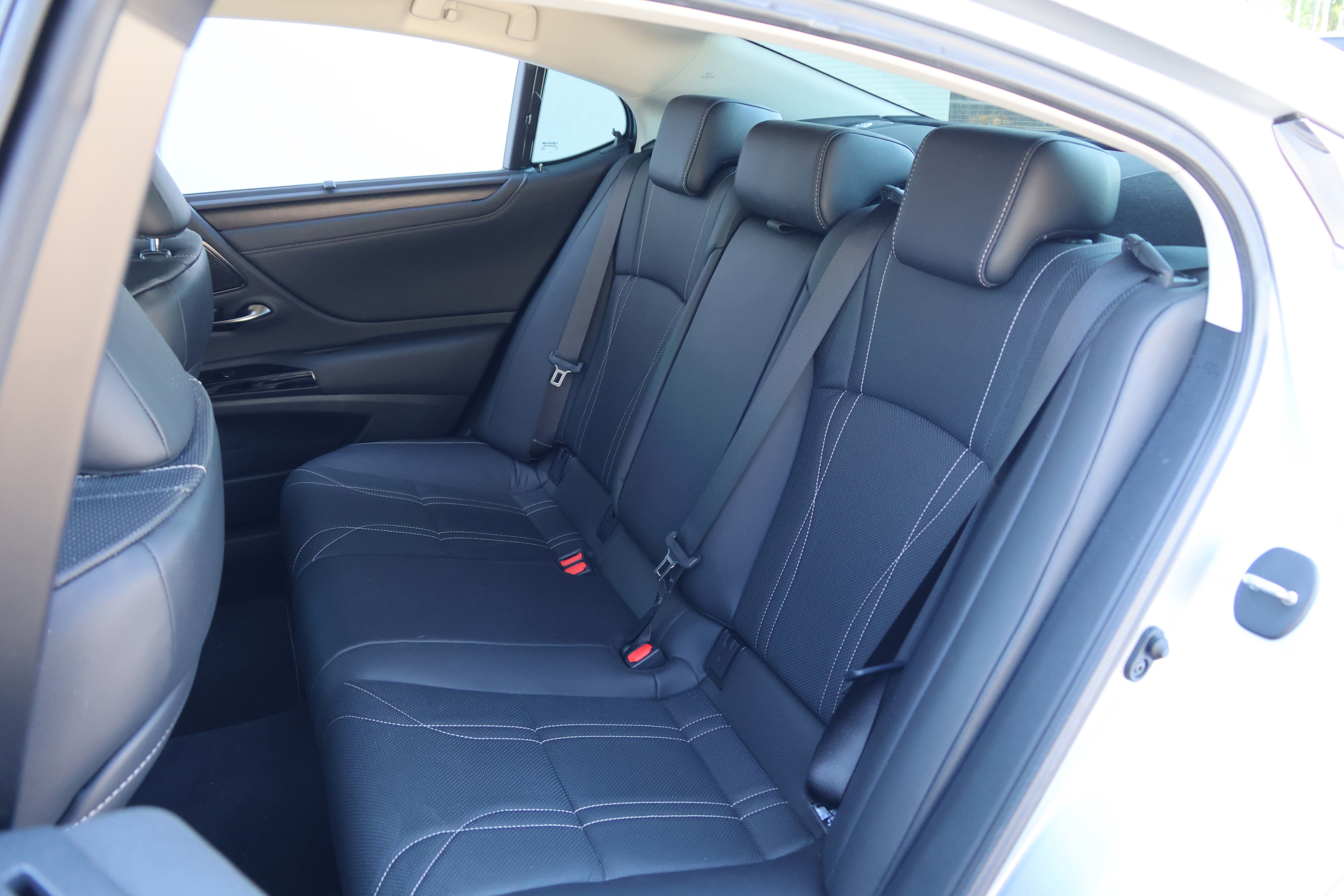 Used 2024 Lexus ES 350 Ultra Luxury w/ Accessory Package (Z2) image 37