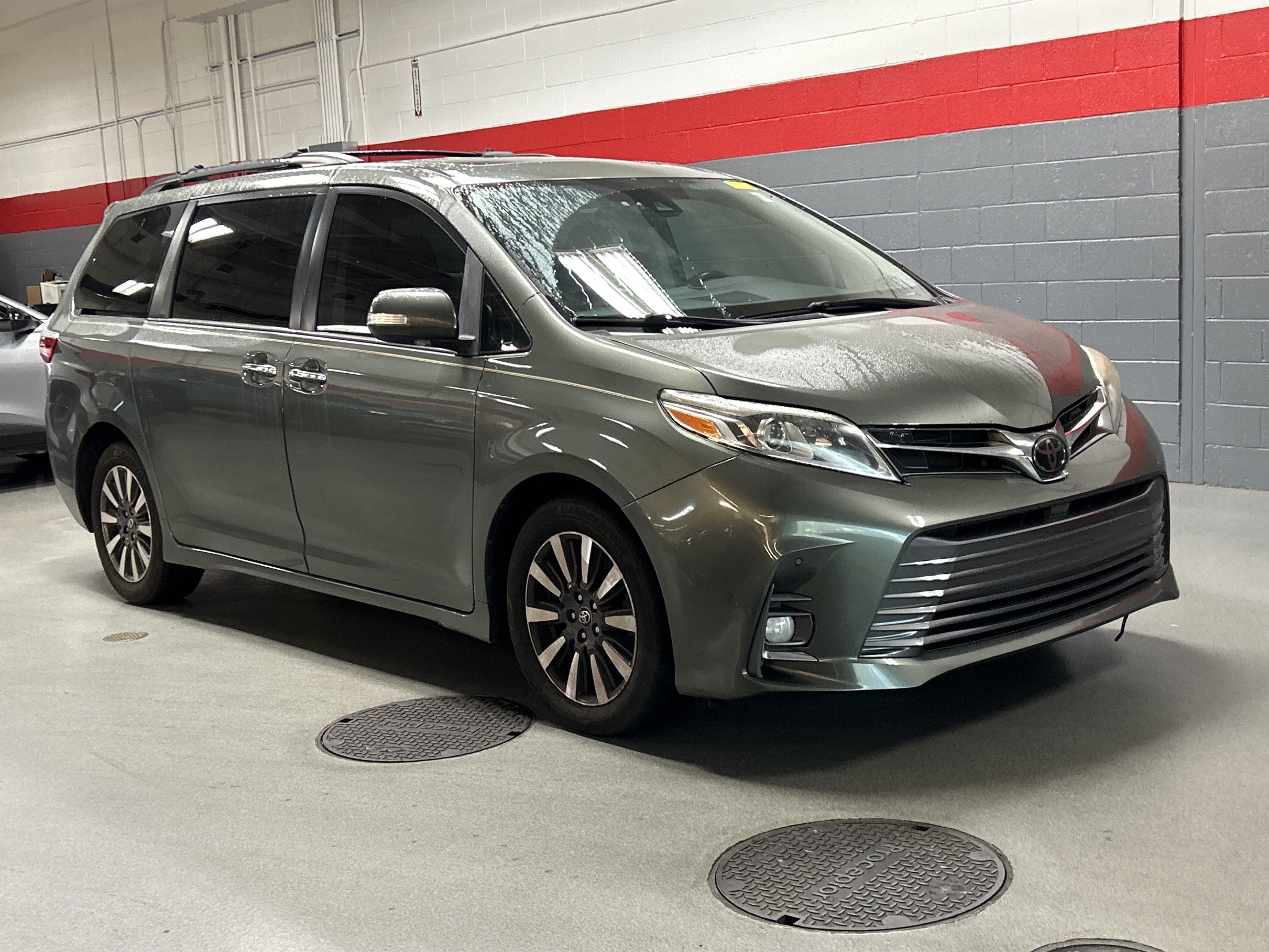 Used 2020 Toyota Sienna Limited FWD image 2