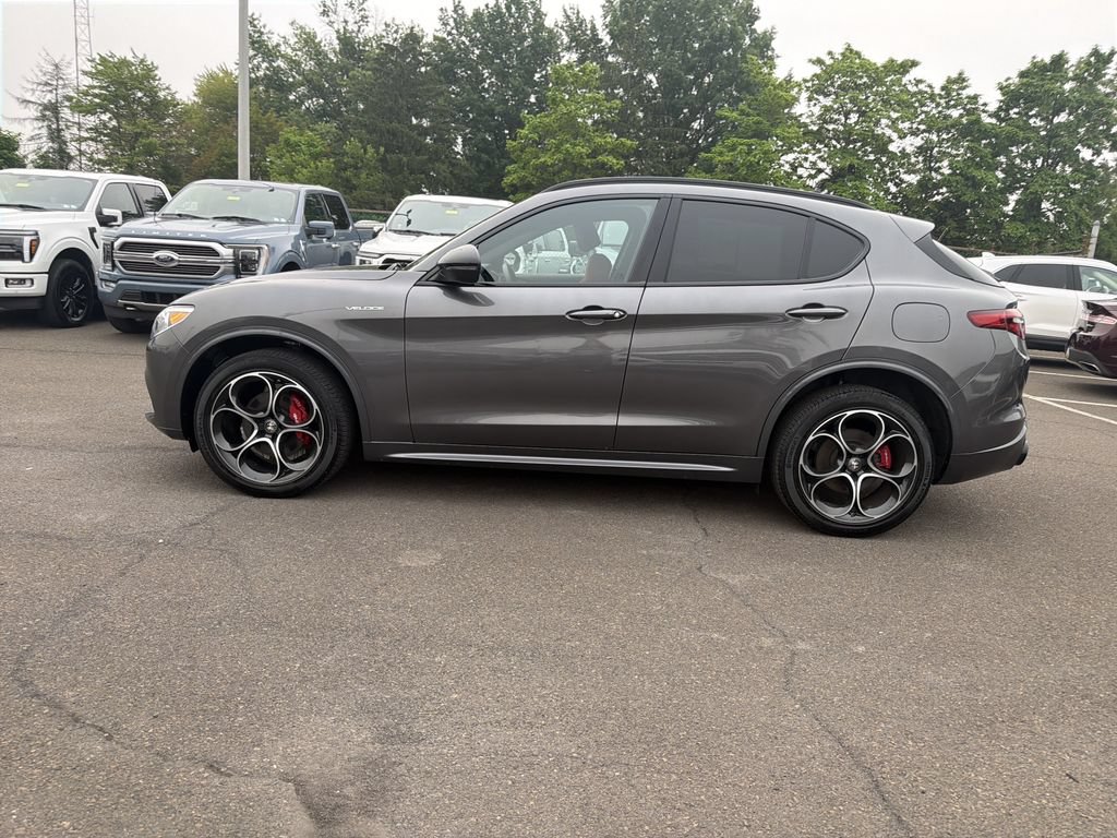 Used 2023 Alfa Romeo Stelvio Veloce AWD/4WD image 2